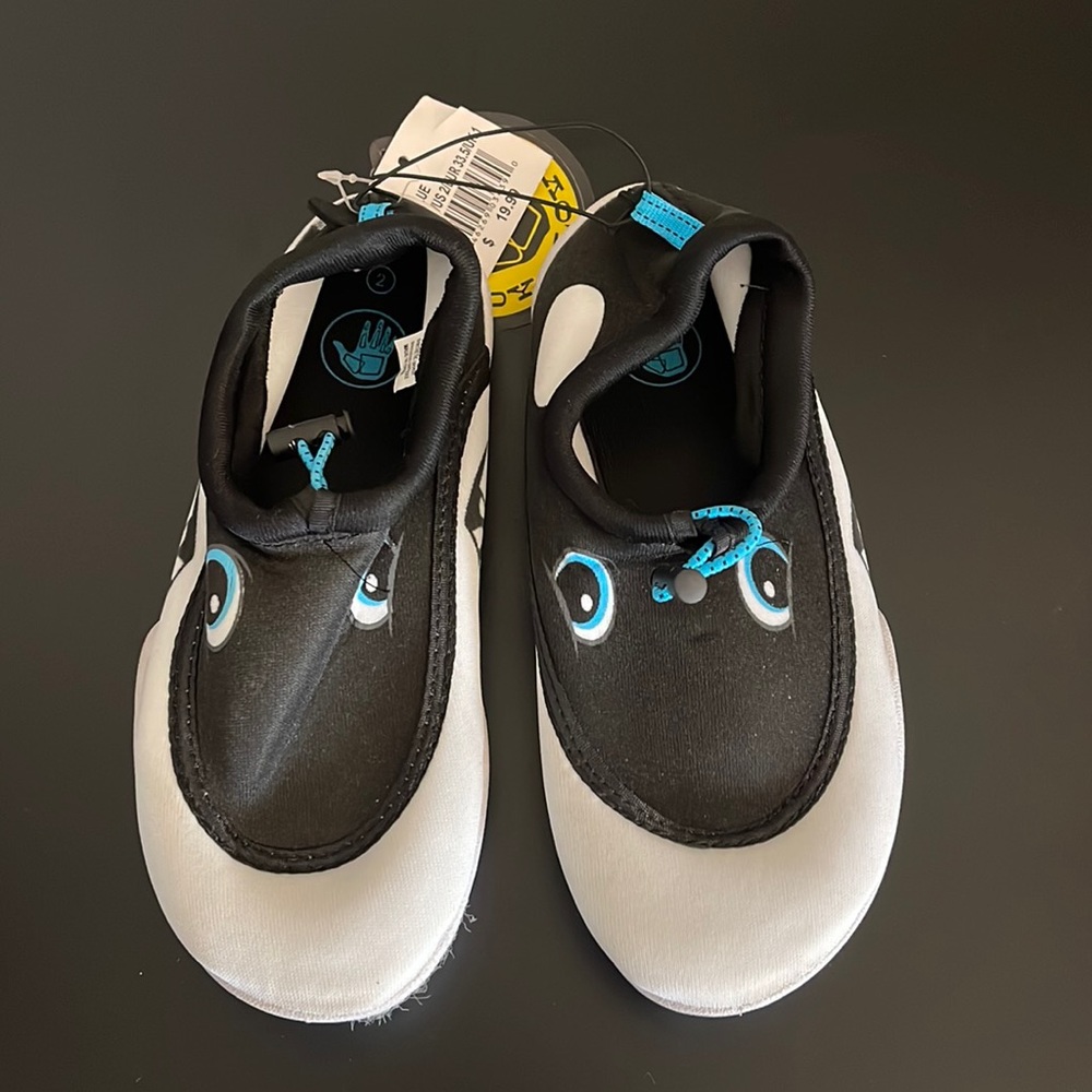 Kids Body Glove Water Shoes SIZE 2 With adjustable Tie Around Ankle Shark Design